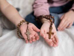 Panduan Doa Rosario Hari Kamis, 16 Oktober 2025: Peristiwa Terang dan Ujud Doa