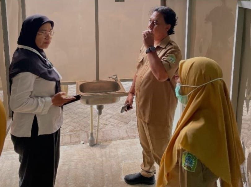 Petugas kesehatan melakukan pengecekan ruang layanan TBC RO di salah satu Puskesmas yang menjadi lokasi inisiasi program. (Ist)