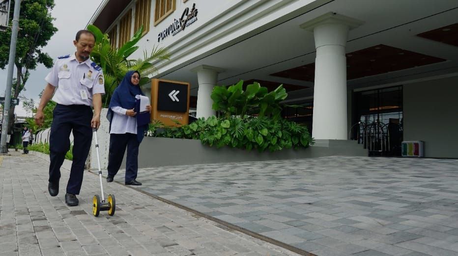 Petugas melakukan monitoring fasilitas lalu lintas di salah satu hotel kawasan Malioboro. (Ist)