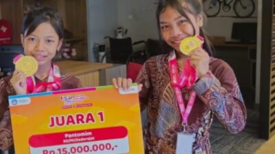 Arum Ayu Wijayanti dan Fadhia Kayisa Hani, siswi peraih Juara 1 Pantomim Nasional FLS3N 2025 di Gunungkidul. (Eln)