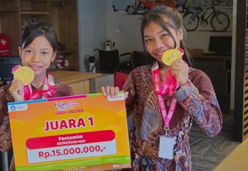 Arum Ayu Wijayanti dan Fadhia Kayisa Hani, siswi peraih Juara 1 Pantomim Nasional FLS3N 2025 di Gunungkidul. (Eln)