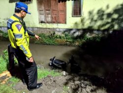 Pengendara Remaja Nyungsep ke Sungai di Piyungan, Warga Panik Berhamburan Memberi Pertolongan