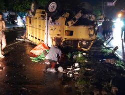 Truk Terbalik usai Hantam Median Jalan di Tikungan Ringroad Selatan Bantul, Satu Penumpang Kehilangan Nyawa