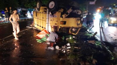 Truk Terbalik usai Hantam Median Jalan di Tikungan Ringroad Selatan Bantul, Satu Penumpang Kehilangan Nyawa