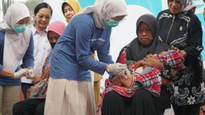 Pelaksanaan imunisasi Heksavalen oleh tenaga kesehatan pada kegiatan pencanangan di Rest Area JJLS Girisubo. (Eln) 