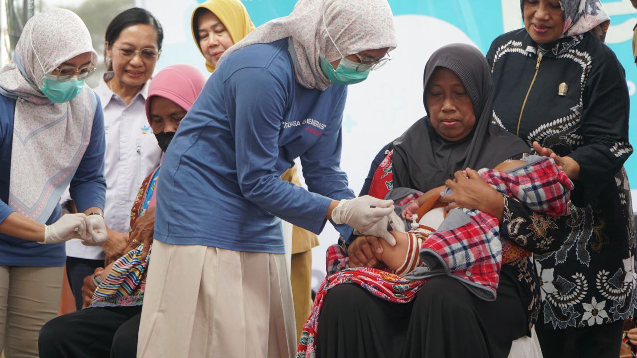 Pelaksanaan imunisasi Heksavalen oleh tenaga kesehatan pada kegiatan pencanangan di Rest Area JJLS Girisubo. (Eln) 