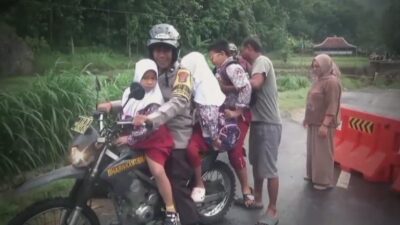 Jalan Srikemunit Ambrol, Akses Kedungmiri–Wunut Terputus, Pak Bhabin Sriharjo Rela Antar-Jemput Siswa demi Pendidikan