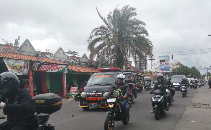Ribuan warga antusias hadiri prosesi pemakaman Pakubuwono XIII di Imogiri meski diguyur hujan gerimis.