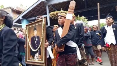 Prosesi pemakaman Raja Surakarta, Pakubuwono XIII, di Imogiri berlangsung khidmat disaksikan warga dari berbagai daerah.
