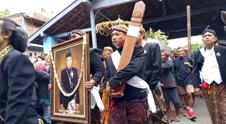 Prosesi pemakaman Raja Surakarta, Pakubuwono XIII, di Imogiri berlangsung khidmat disaksikan warga dari berbagai daerah.
