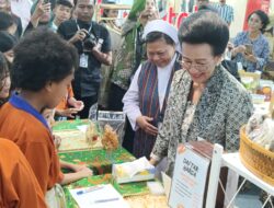 Pemotongan Tumpeng oleh GKR Hemas, Tandai Peringatan Emas Badan Koordinasi Kegiatan Kesehteraan Sosial DIY