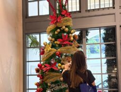 Dekorasi Natal 2025 Nan Klasik, Warnai Kokoon Hotel Surabaya untuk Sambut Liburan Akhir Tahun