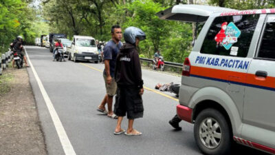 Seorang pemotor mengalami luka serius setelah menabrak truk mogok di tikungan Gading, Playen, Gunungkidul. (Eln)