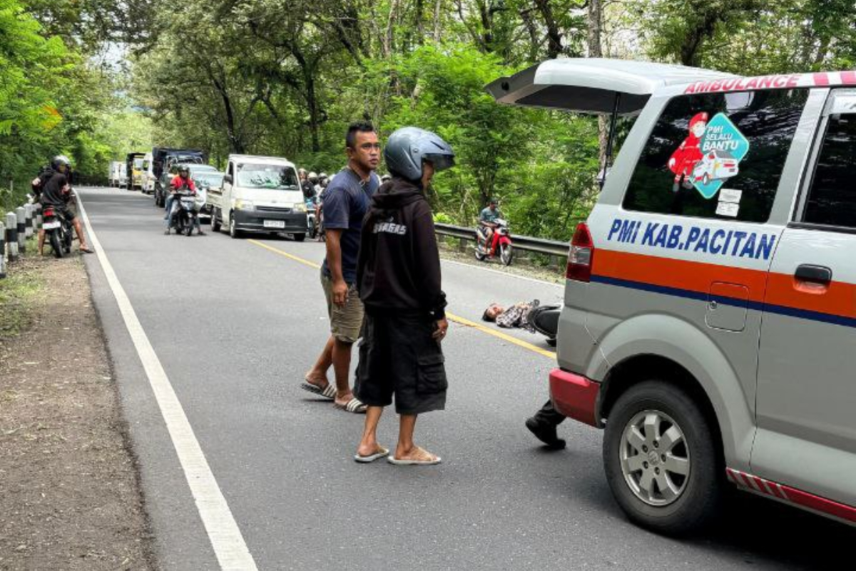 Seorang pemotor mengalami luka serius setelah menabrak truk mogok di tikungan Gading, Playen, Gunungkidul. (Eln)