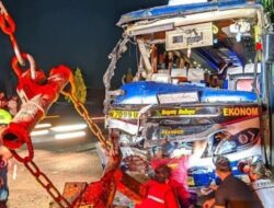 Bus Sugeng Rahayu Hantam Bokong Truk di Perbatasan Prambanan–Klaten, Benturan Keras Robohkan Tiang dan Rusak Ruko