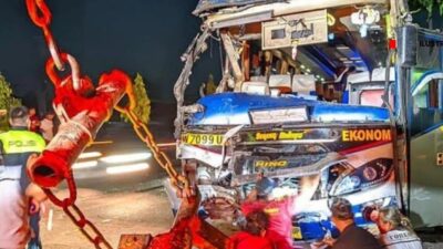 Bus Sugeng Rahayu Hantam Bokong Truk di Perbatasan Prambanan–Klaten, Benturan Keras Robohkan Tiang dan Rusak Ruko