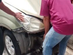 Toyota Avanza Tiba-Tiba Hantam Teras Rumah Warga, Pengemudi Diduga Mengantuk