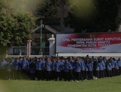 Serahkan SK kepada 1.200 PPPK Paruh Waktu, Wali Kota Yogyakarta Sebut 722 Honorer Belum Terangkat
