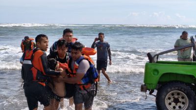 Empat Wisatawan Terseret Ombak di Pantai Parangtritis Berhasil Dievakuasi Tim SAR Gabungan