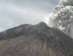 Sabtu Siang Mencekam, Gunung Merapi Meluncurkan Dua Kali Awan Panas Guguran ke Barat Daya