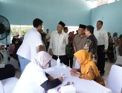Bupati Sleman Dampingi Ketua DK LPS Salurkan Layanan Kesehatan dan Sembako Gratis di Gayamharjo