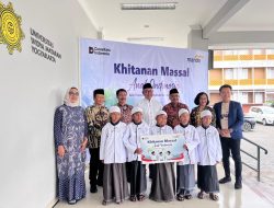 Puluhan Anak Khitan Gratis di UWM