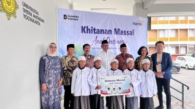Puluhan Anak Khitan Gratis di UWM
