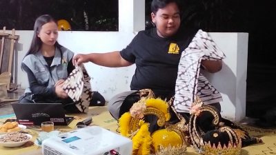 Mahasiswa KKNM UNY Laksanakan Program Edukasi Pemeliharaan Busana Reog Wayang di Bantul