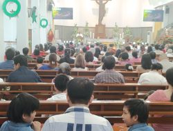 Meneladani Bapa Yosep dan Ibu Maria, Misa Natal 2025 Penuh Makna di Gereja St Lidwina