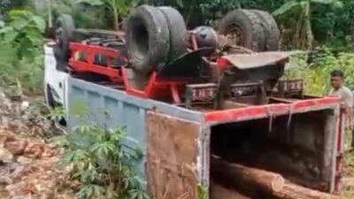 Gagal Menanjak di Jalan Sempit dan Licin, Truk Dump Bermuatan Kayu Jati Terbalik di Girisubo Gunungkidul