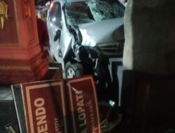 Sopir Mengantuk, Toyota Avanza Remuk usai Tabrak Pembatas Jalan dan Papan Petunjuk di Srandakan Bantul