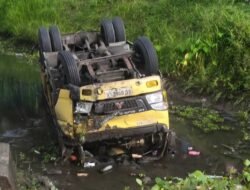 Hilang Kendali, Truk tanpa Muatan Terbalik di Sungai Letter S Garongan Jalan Daendels Kulon Progo