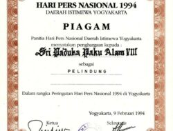 Arsip Pers : Piagam kepada Paku Alam VIII sebagai Pelindung HPN 1994 DIY