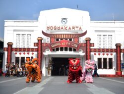 Meriahkan Tahun Baru Imlek 2577 Kongzili, KAI Daop 6 Yogyakarta Sajikan Atraksi Barongsai dan Bagikan Jeruk Mandarin