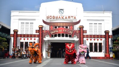 Meriahkan Tahun Baru Imlek 2577 Kongzili, KAI Daop 6 Yogyakarta Sajikan Atraksi Barongsai dan Bagikan Jeruk Mandarin
