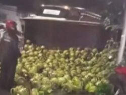 Truk Muatan Gas LPG 3 Kg Dihajar Bus di Jalan Jogja-Solo Kalasan, Tabung Berhamburan dan Tiga Orang Luka