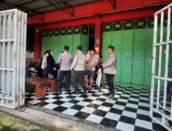 Tabrakan di Simpang Empat Sumber Bantul: Kakek 77 Tahun Terpental, Motor Ringsek, dan Rumah Warga Rusak