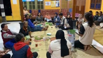 KKN UPY Kelompok 34 Gelar Workshop: Pemanfaatan Limbah Galon Air Minum untuk Penanaman Sayur dan Pemeliharaan Lele Berbasis Akuaponik