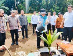 Titik Suharto Tanam Kelapa Genjah Di Klampengan Berbah Sleman