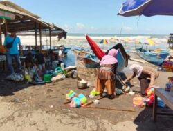 Gelombang Tinggi Terjang Pantai Depok, Kapal Nelayan Terseret dan Warung Terdampak