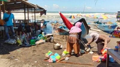 Gelombang Tinggi Terjang Pantai Depok, Kapal Nelayan Terseret dan Warung Terdampak