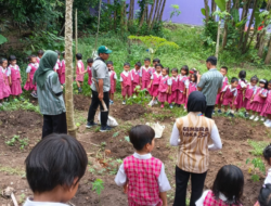 Peringati Hari Bumi, KB-TK Marsudirini Santa Theresia Boro Tanam Pohon Sirsak dan Giat SMS bersama Tim Gembiraloka Zoo