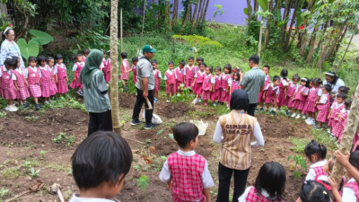 Peringati Hari Bumi, KB-TK Marsudirini Santa Theresia Boro Tanam Pohon Sirsak dan Giat SMS bersama Tim Gembiraloka Zoo