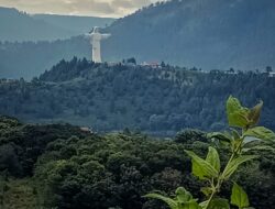 Patung Yesus Tertinggi di Dunia : Destinasi Wisata Religi di Tepian Danau Toba