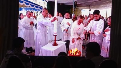 Perayaan Ekaristi Vigili Paskah I di Gereja St. Alfonsus Maria de Liguori Nandan Berjalan Aman