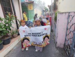 Peringati Hari Kartini, TK Negeri 3 Yogyakarta Gelar Karnaval Keliling Lingkungan Sekolah