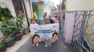 Peringati Hari Kartini, TK Negeri 3 Yogyakarta Gelar Karnaval Keliling Lingkungan Sekolah