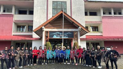 Temu Kangen Penuh Makna, Alumni STECE 77 Yogyakata di Kawasan Wisata Dieng