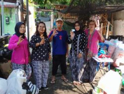 Berbusana Kebaya, Pengurus BSSI RW 08 Suryoputran Layani Penimbangan Sampah Nasabah