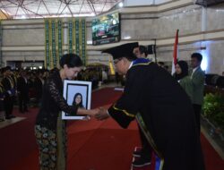 Di Wisuda UPN “Veteran” : Ibu Gantikan Putrinya yang Gugur Demi Menolong Sahabat